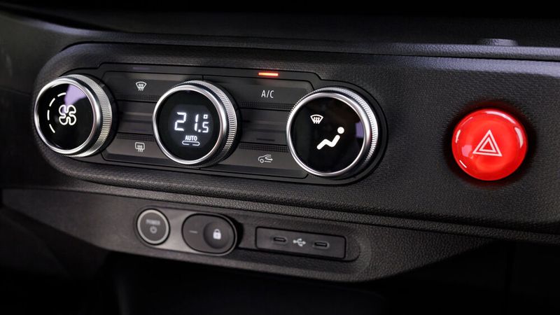 Die Klimaautomatik gehört bei der höherwertigen Ausstattung zum Serienumfang. (Bild: Renault)