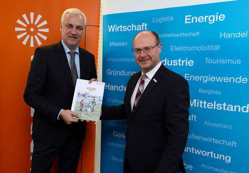 NRW-Wirtschaftsminister Garrelt Duin (l) und der Currenta-Geschäftsführer Dr. Günter Hilken (r) stellten einen Akzeptanzbericht vor, der Maßstäbe auf dem Weg zu mehr Industrieakzeptanz herstellen soll. (Bild: Currenta)