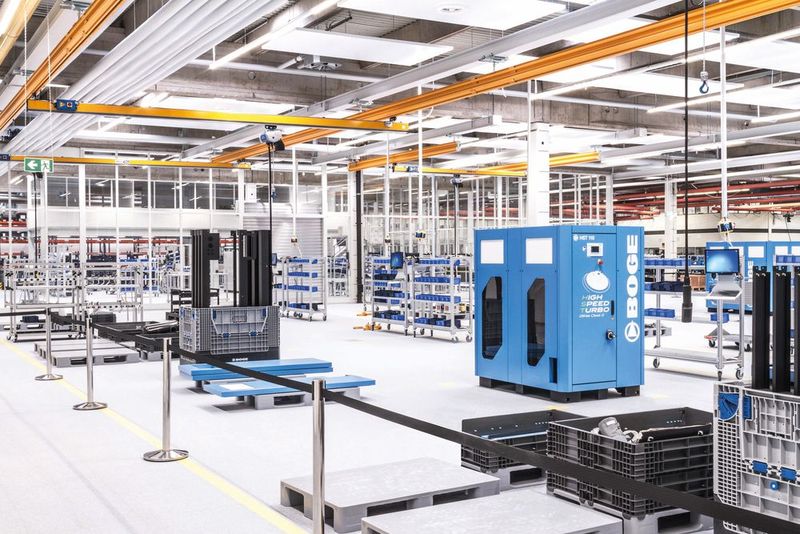 Die Fertigungstechnik in der intelligenten Fabrik ist digitalisiert, so dass alle relevanten Werte automatisch erfasst werden. So können der Weg der Bauteile und jeder relevante Arbeitsschritt zurückverfolgt werden.  (Bild: Boge)