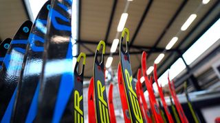 LZH-Forscher haben mit einem Laser Mikrostrukturen auf die Skilaufflächen eingebracht. (Bild: LZH)