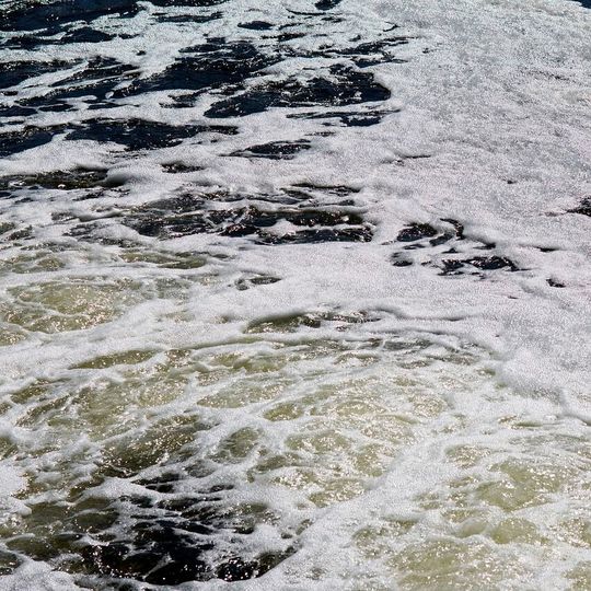 Wassergefährdende Stoffe werden nach ihrem Schadenspotenzial als „allgemein wassergefährdend“ deklariert oder in eine von drei Wassergefährdungsklassen (WGK) eingeteilt. Wassergefährdende Stoffe werden nach ihrem Schadenspotenzial als „allgemein wassergefährdend“ deklariert oder in eine von drei Wassergefährdungsklassen (WGK) eingeteilt.