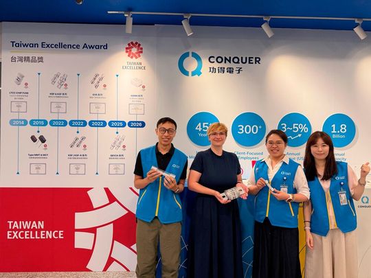 Beim Besuch bei Conquer in Taiwan: Ben Sung aus der Sales & Marketing Division (links) mit Susanne Braun und weiteren Mitarbeiterinnen des Unternehmens.(Bild:  Conquer)