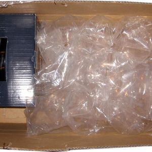 Bild 1: Oft sind nur 10% des Versandkartons durch das Produkt ausgefüllt. Der Rest besteht aus Polstermaterial, also aufwendig produziertem Müll, der am Ende entsorgt werden muss.