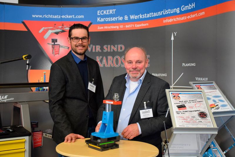 Michael Eckert und Roman Baltes vom bekannten Richtsatzverleih Eckert werden das neue Cameleon-Universalrichtsatzsystem von Celette direkt zum Kunden liefern und die Anwendung persönlich begleiten. (Holz / »kfz-betrieb«)