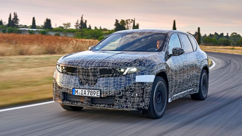 Der neue BMW iX3 soll im Herbst Premiere feiern.(Bild:  BMW)