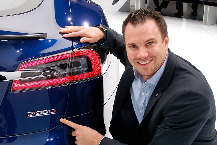 Tesla-Deutschlandchef Jochen Rudat präsentierte die Limousine in der Variante P90D, die dank zweier Motoren mit zusammen 762 PS in 3,3 Sekunden auf 100 km/h beschleunigt. Dann schlagen allerdings auch gut 100.000 Euro zu Buche. (Foto: Grimm)