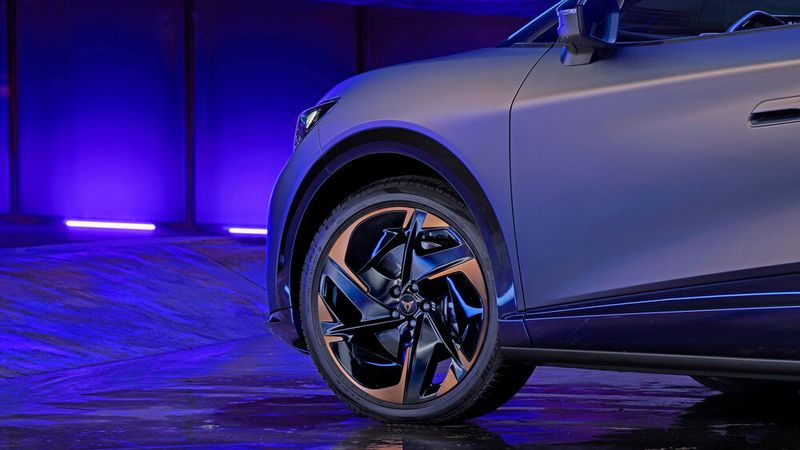 ... die Felgen schimmern bronzefarben. (Bild: Seat)