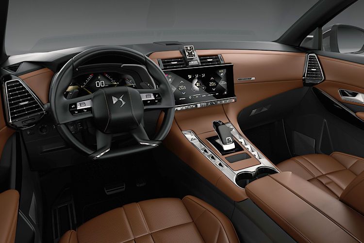 Der Innenraum ist verspricht Luxus: Alcantara oder Nappaleder, stilvoll eingepasste Holz-, Aluminium- oder Chromelemente, Nähte mit aufwendig gesticktem Perlenmuster prägen das Interieur. (DS)