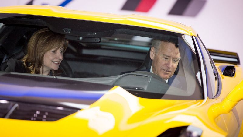 Joe Biden und GM-Chefin Mary Barra in einer Corvette Z06. (Bild: General Motors)