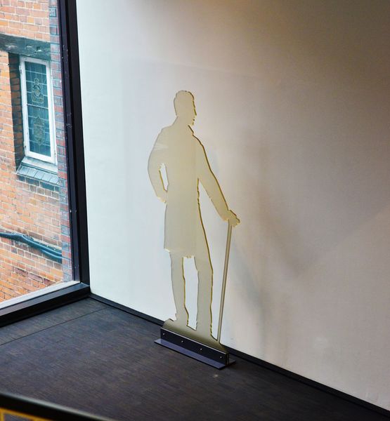 Nun führen diese transparenten Figuren im Lüneburger Museum ein fast unsichtbares Leben, aber sicher kein Schattendasein in der kommenden Saison. (Bild: Eurolaser)