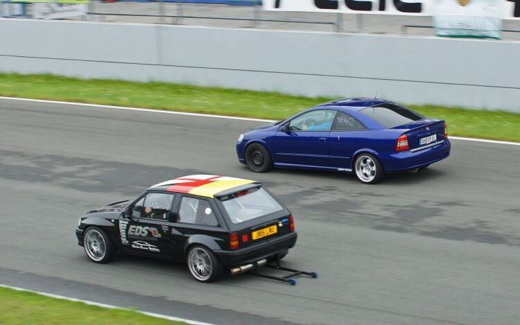 Ein Astra F Coupé führt vor einem Corsa A mit Mittelmortorumbau und Roll Bars – der Corsa hatte den Start verschlafen. (Matthias Knödler)