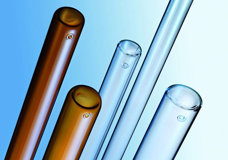 Der Technologiekonzern Schott feiert in diesem Jahr das 100-jährige Markenjubiläum für sein pharmazeutisches Röhrenglas Fiolax. Seit der Entwicklung durch Firmengründer Otto Schott und der Markteinführung im Jahr 1911 haben sich die Spezialglasröhren als ein Standardglas für hochwertige pharmazeutische Primärverpackungen etabliert.  (Bild: Schott AG)