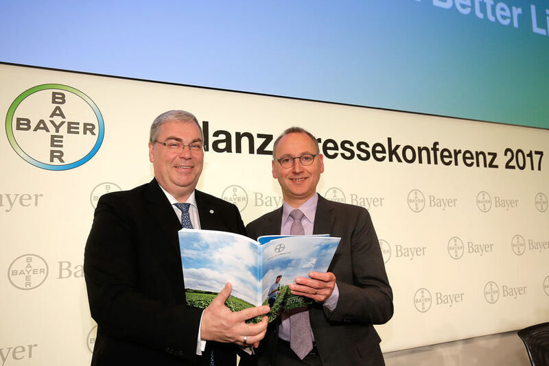 Werner Baumann, Vorsitzender des Vorstands (rechts im Bild), und Finanzvorstand Johannes Dietsch stellen auf der Bilanz-Pressekonferenz  den Geschäftsbericht des Jahres 2016 vor. (Bayer)