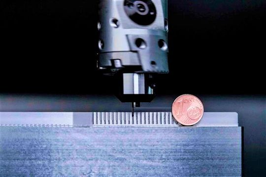 Ceratizit stellt hier den neuen Feinverstellkopf „hi.flex micro“ vor. Er erweitert das gleichnamige Systemportfolio nach unten, weil sein Ausspindelbereich von 0,5 bis 60 Millimeter Durchmesser reicht. Ceratizit stellt hier den neuen Feinverstellkopf „hi.flex micro“ vor. Er erweitert das gleichnamige Systemportfolio nach unten, weil sein Ausspindelbereich von 0,5 bis 60 Millimeter Durchmesser reicht.