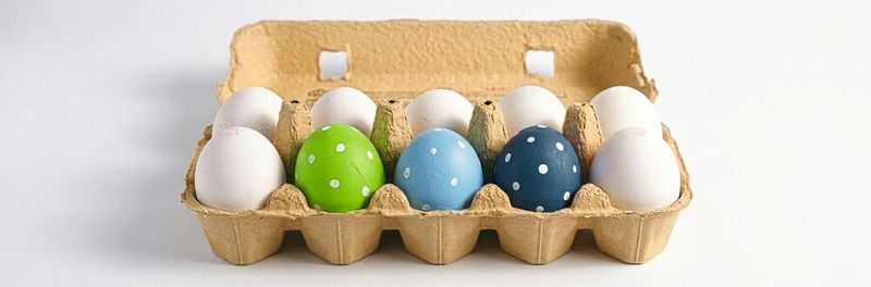 Bunt gefärbte Eier gehören immer noch für viele zu Oster dazu. So steigt an den Osterfeiertagen in Deutschland traditionell auch der Eierverbrauch – ob beim Frühstück, beim Backen oder als Snack zwischendurch. Gerade jetzt stellt sich daher die Frage, wie gesund Eier sind. (Bild:  Gemini / 3.1 Flash Image / KI-generiert)