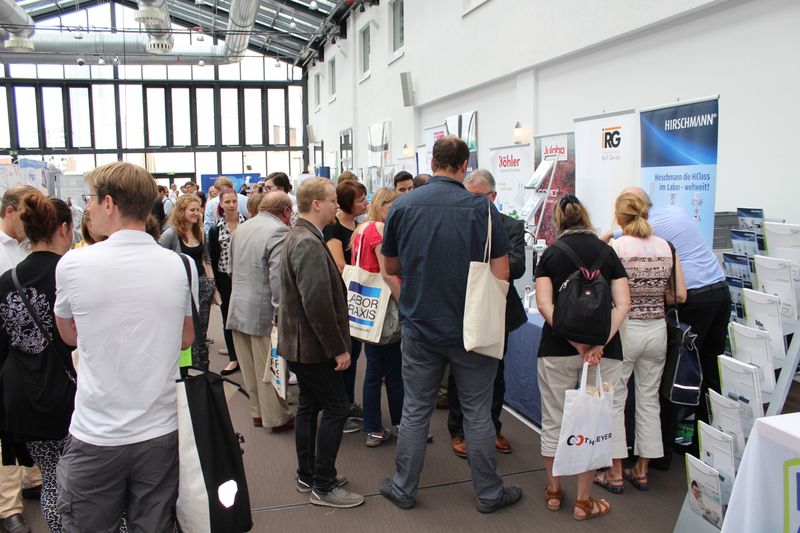 Impressionen der Lab-Supply Berlin vom 13. Juni 2019  In den Hallen des Estrel-Hotels in Berlin Neu-Kölln konnten Besucher der Lab-Supply mit den Ausstellern ins Gespräch kommen. Hier sind einige Impressionen vom Messetag sowie Besucherstimmen für Sie zusammengestellt. Die nächste Lab-Supply ist am 28. August 2019 in Dresden. Weitere Infos zu den kommenden Lab-Supply-Messen finden Sie auf www.lab-supply.info.   Lese-Empfehlung: Nachbericht zum erfolgreichen Auftakt der Lab-Supply in Wien. (Bild: LABORPRAXIS, C. Lüttmann)
