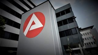 Den Weg in Gebäude, die dieses Logo ziert, könnten bald viele Arbeitnehmer in Deutschland antreten müssen. Der Grund ist, dass die Energiekosten die Unternehmen so stark belasten, dass sie an Stellenabbau und/oder Produktionsverlagerungen denken.  (Bild: Bundesagentur für Arbeit)