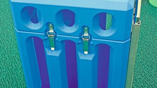 Dieser robuste Flaschenwagen wurde per Rotationsgießen aus Kunststoffpulver gefertigt. Für diese Art Teile ist das Verfahren laut Grütter Kunststoff und Formen sparsam und besonders produktiv. (Vollrath)