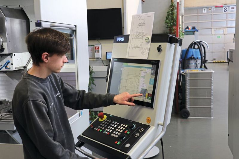 Die FPS 425 Dualmaster sind bei Hoerbiger mit der Highend-CNC Sinumerik One ausgestattet. Hier schaltet Luca Löbel mit lediglich zwei kleinen Schlüsseldrehungen von manueller Bedienung auf Programmierung um und programmiert anschließend via G-Code oder Arbeitsschrittprogrammierung Shopmill ein neues Werkstück. (Bild: FPS Werkzeugmaschinen)