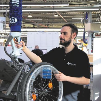 Selbst 40 Kilogramm schwere Rollstühle bewegen Mitarbeitende dank JumboFlex Generation 2 mühelos. (Bild: Schmalz)