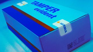 Unter UV-Licht werden die Luminophoren im Klebstoff sichtbar. (P.E.)