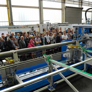 Demonstration der neuen Hochleistungsmaschine AFPM zur Herstellung von Laternenmasten.
