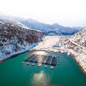 Steckverbinder von Stäubli kommen in der schwimmende Solaranlage auf dem Schweizer Bergsee „Lac de Toules“ zum Einsatz.