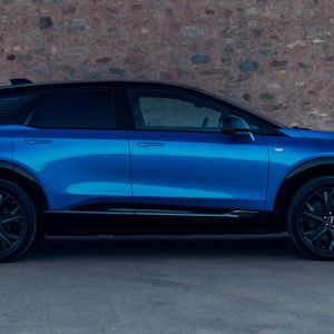 Der 4,82 Meter lange Optiq gilt intern als „Kompakt-SUV“, wirkt aber wegen seiner niedrigen Dachlinie eher wie ein Crossover aus SUV und Kombi.(Bild:  Cadillac)