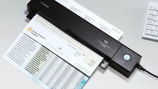 Der neue Mobilscanner Imageformula P-208II von Canon bietet nun einen automatischen Dokumenteneinzug für bis zu 10 Blatt und neue Versionen der Scansoftware CaptureOnTouch, Software CaptureOnTouch Lite und BizCard. (Bild: Canon)