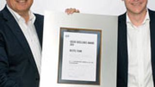 Frank Krohm-Fernandez, Geschäftsführer des Volvo-Zentrums Nehrkorn (re.), erhält den Excellence Award 2013 von Volvo-Deutschland-Chef Bernhard Bauer. (Foto: Volvo)