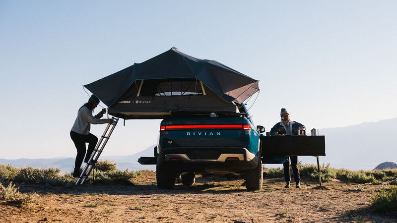 Für den Rivian gibt es allerlei Outdoor-Zubehör. (Bild: Rivian)
