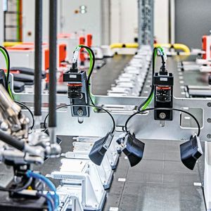 Die Brücke mit den Vision-Systemen über den drei Fahrspuren erfasst beim Durchfahren den Data­matrix-Code jeder Klemme, der dann mit der ID des X-Planar-Movers „verheiratet“ wird.(Bild:  Beckhoff)