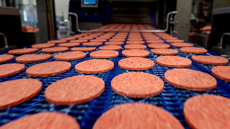 Täglich werden OSI Food Solutions in Günzburg rund neun Tonnen Rinder- und Schweine-Hackfleisch zu Burger-Pattys für die Systemgastronomie verarbeitet.(Bild:  OSI)