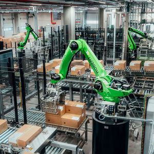 Robotersysteme und vollautomatisierte Workflows sorgen im neuen Zentrallager von Wago für effiziente Abläufe von der Bestellung bis zum Versand in alle Welt.(Bild:  Wago)