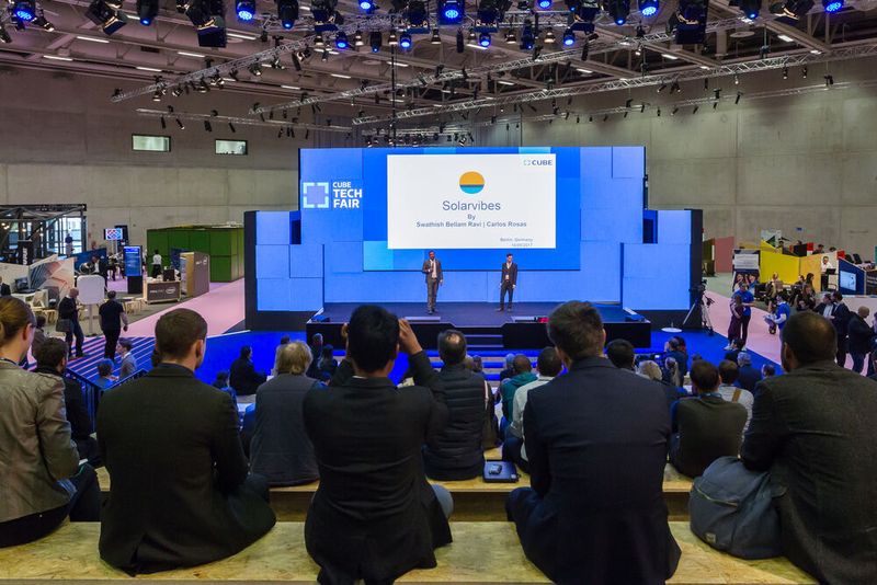 Auf der Hauptbühne traff sich an allen drei Tagen das Who-is-Who der Branche. (Bild: © CUBE GmbH | Photo: Dennis Wartenberg)