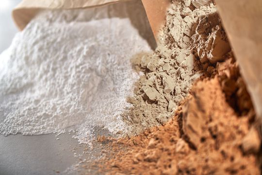 Kieselguren aus dem Becogur-Portfolio von Eaton: Je nach Klärschärfe und Beschaffenheit lassen sich Anschwemmfiltration und Filterkuchen gezielt auf den jeweiligen Brauprozess abstimmen.(Bild:  Eaton)