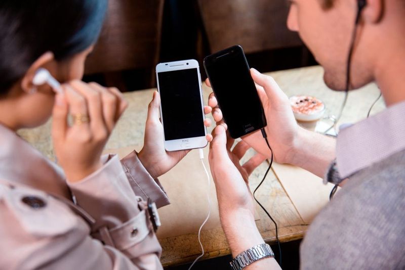 Beim Sound hat sich HTC einiges einfallen lassen, ein Headset ist im Lieferumfang dabei. (HTC)
