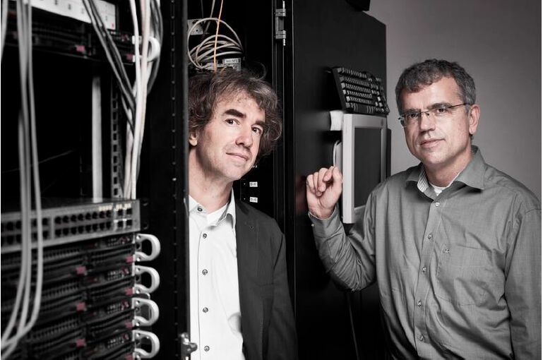 Holger Eichelberger (links) und Klaus Schmid forschen am Institut für Informatik der Universität Hildesheim. (Daniel Kunzfeld)