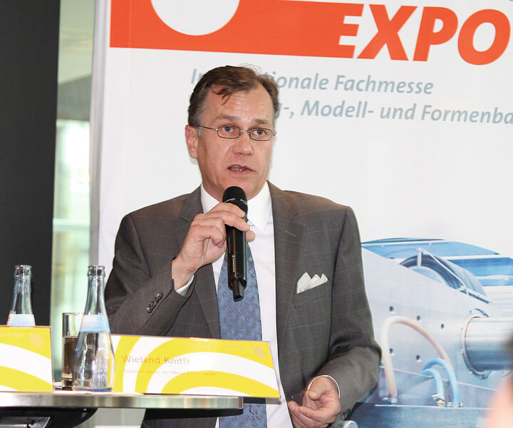 Wieland Kniffka, CEO of Messe Erfurt, wants to stay abreast of current trends in additive manufacturing. (Source: Schulz)