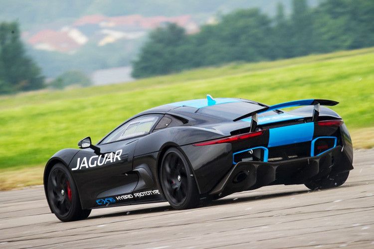 Zwei Elektromotoren mit jeweils 150 kW/204 PS treiben Vorder- und Hinterachse an. (Foto: Jaguar)