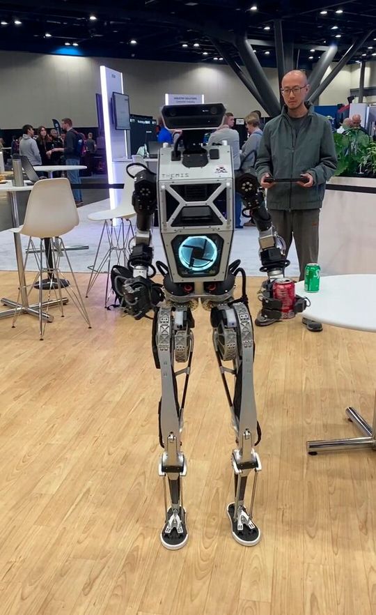 Le robot humanoïde Themis en action lors du 3DEXPERIENCE WORLD 2026 à Houston.(Source :  Marina Hofstetter)