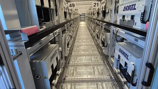 Die Chemie der Batteriezellen wird als letzter Prozessschritt während der Formierung aktiviert.(Bild:  Andritz Schuler)