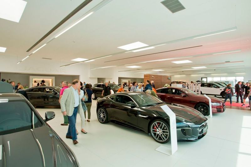 Der Showroom hat zwei durch den Empfang und die Kundenwartezone getrennte Ausstellungsflächen für Jaguar- und Land-Rover-Neuwagen.    (Bild: Kämper/Fuhrmeister)