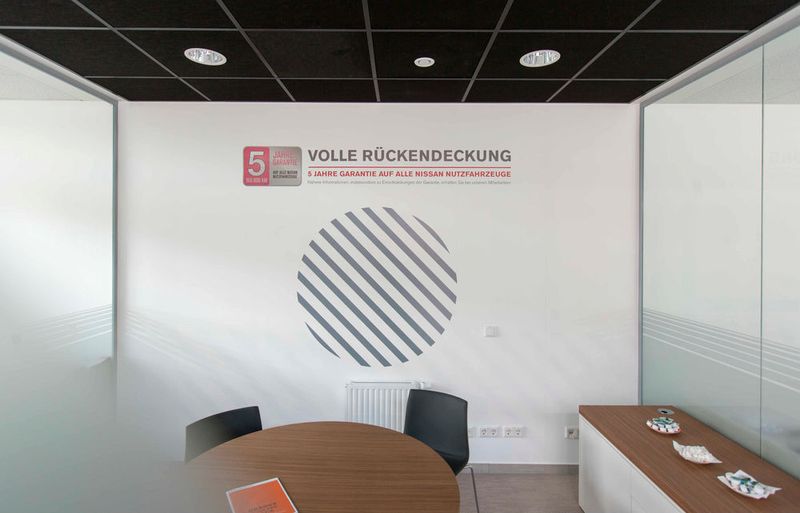 Nicht jeder Kunde will seine Finanzen in der Nissan-Lounge-Area durch diskutieren. Bei Bedarf kann sich der Verkäufer mit seinen Kunden in einen abgeschlossenen Raum zurückziehen.  (Baeuchle)