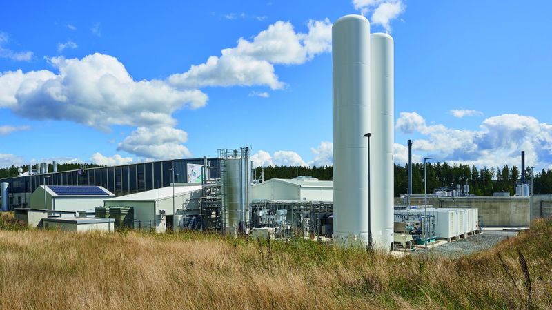Die Bundesnetzagentur hat das beantragte Wasserstoff-Kernnetz genehmigt. Im Bild: eine Elektrolyse-Anlage der WUN H2 GmbH.(Bild:  Swen Gottschall/Zukunft Gas)