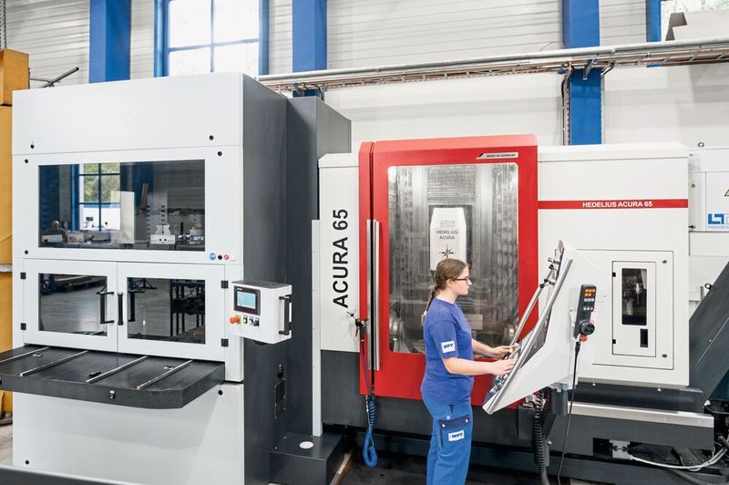 Zerspanungsmechanikerin Belana Freitag arbeitet gerne an der Acura 65 EL: «Die Maschine ist sehr bedienerfreundlich aufgebaut und ermöglicht es, auch mal ein Teil spontan ‹dazwischenzuschieben›.» (Bild: Hedelius)