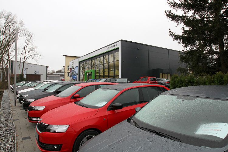 Entlang der Straßenfront gibt es viel Platz für die Gebrauchtwagenausstellung. (Foto: Koch Automobile)