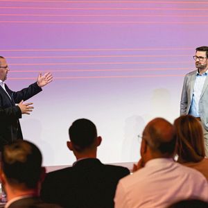 Realitätsnähe: Michael Künsebeck und Matthias Holsten gewähren Einblicke, wie es der EMS-Branche wirklich geht.(Bild:  Stefan Bausewein)