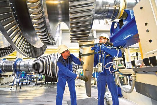 In der Industrie werden mehr Stellen frei als nachbesetzt.(Bild: ©  industrieblick - stock.adobe.com)