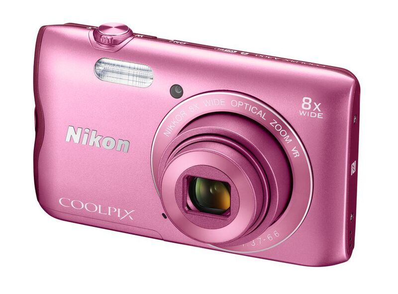 Die Coolpix A300 fällt in dieser Farbgebung auf jeden Fall auf. Hinter der Fassade verbergen sich ein Achtfach-Zoom und ein 20,1-Megapixel-Sensor. Die Kamera ist ab April für 179 Euro (UVP) in den Farben Silber, Schwarz, Pink und Rot zu haben. (Bild: Nikon)